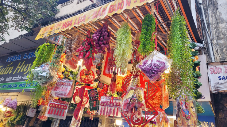 Các sản phẩm khác như đồng tiền vàng có chữ "chúc mừng năm mới", "vạn sự bình an", câu đối đỏ có giá bán dao động từ 120.000 - 250.000 đồng/sản phẩm, tùy kích thước.