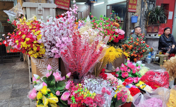 Bên cạnh đồ trang trí nhà cửa, các loại hoa giả cũng được nhiều người tiêu dùng quan tâm. Đặc biệt là những loại hoa giả được làm từ chất liệu lụa. Giá cá sản phẩm này dao động từ 110.000 - 200.000 đồng/bó 10 cành.