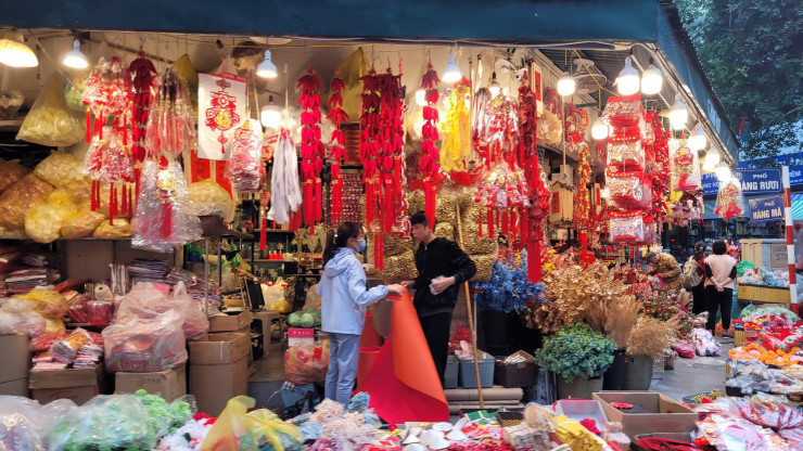 Theo các tiểu thương, ngoài thị trường truyền thống là bán cho khách đến trực tiếp tại cửa hàng, tiểu thương cũng tăng cường kinh doanh trên các nền tảng trực tuyến như sàn thương mại điện tử, Facebook, Zalo… nhằm kích cầu tiêu dùng, tăng lượng đơn hàng bán ra.