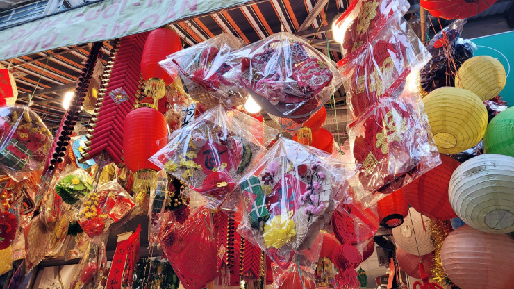 Dây pháo giả, pháo đại làm từ chất liệu giấy màu đỏ, bánh chưng... có giá bán từ 250.000 - 490.000 đồng/sản phẩm.