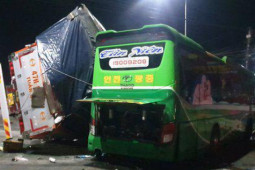 Tin tức trong ngày - Tai nạn kinh hoàng giữa xe khách và xe tải, nhiều tiếng hét thất thanh