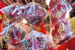 Thị trường - Tiêu dùng - Hà Nội: Sản phẩm trang trí Tết Quý Mão ngập tràn phố Hàng Mã, giá chỉ từ 20.000 đồng