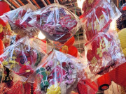 Hà Nội: Sản phẩm trang trí Tết Quý Mão ngập tràn phố Hàng Mã, giá chỉ từ 20.000 đồng