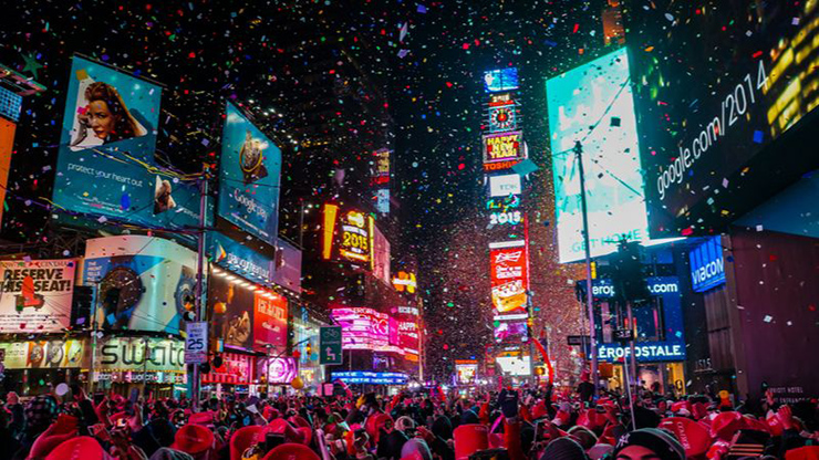 Thành phố New York: Bữa tiệc đếm ngược tuyệt vời nhất, không gì có thể sánh được với lễ đón năm mới sôi động của thành phố New York. Mọi ngóc ngách của thành phố đều trông thật mê hoặc với những con đường được trang hoàng lộng lẫy, âm nhạc nhộn nhịp tại các quán rượu và phần mang tính biểu tượng nhất là bữa tiệc đếm ngược. Truyền thống hàng trăm năm tuổi của thành phố là thả bóng vào lúc nửa đêm và đếm ngược tại Quảng trường Thời đại, khiến người dân từ khắp nơi trên thế giới phát cuồng và kéo nhau đến đón năm mới.
