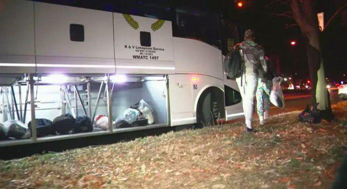 Xe buýt chở người nhập cư đến trước nhà của Phó Tổng thống Mỹ Kamala Harris. Ảnh: AP