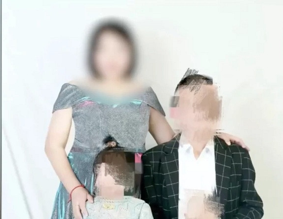 Bức ảnh gia đình của người đàn ông vừa mới ly dị một tuần đã vội đi xem mặt người được mai mối. (Ảnh: Weibo)