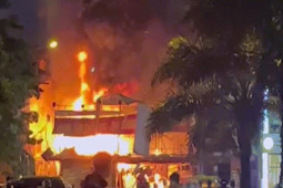 HN: Cháy nổ kinh hoàng ở cửa hàng sửa xe máy, nhiều người được đưa lên xe cứu thương