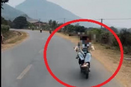 Clip: Cô gái trẻ gây sốc với cảnh ngồi vắt vẻo quay lưng với nữ tài xế lái xe máy điện