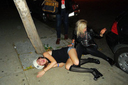 Tranh vui - Giật mình với hình ảnh chị em "khi đi hết mình, khi về hết hồn"