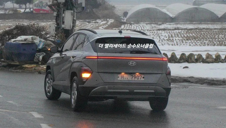 Hyundai Kona 2023 lần đầu xuất hiện công khai trên đường phố - 4