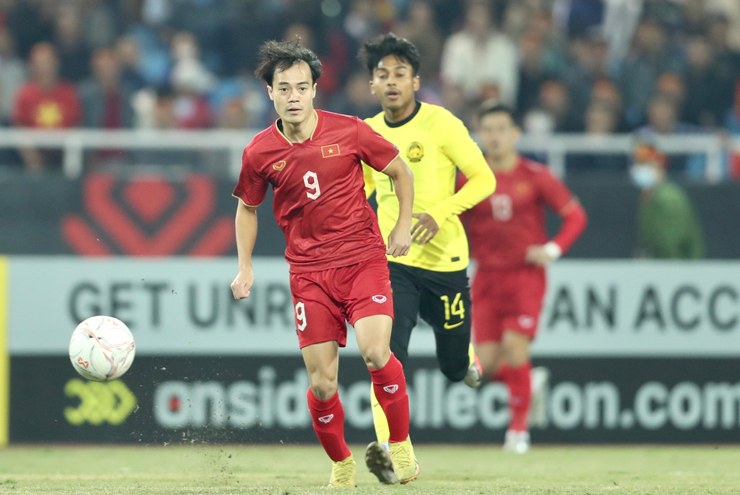 Văn Toàn sớm nhận 2 thẻ vàng ngay trong hiệp một khi đấu với Malaysia