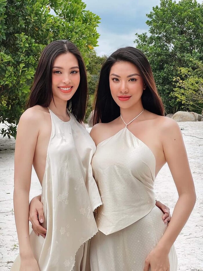 Hoa hậu Tiểu Vy và á hậu Kim Duyên diện thiết kế yếm lụa màu sắc nhẹ nhàng.