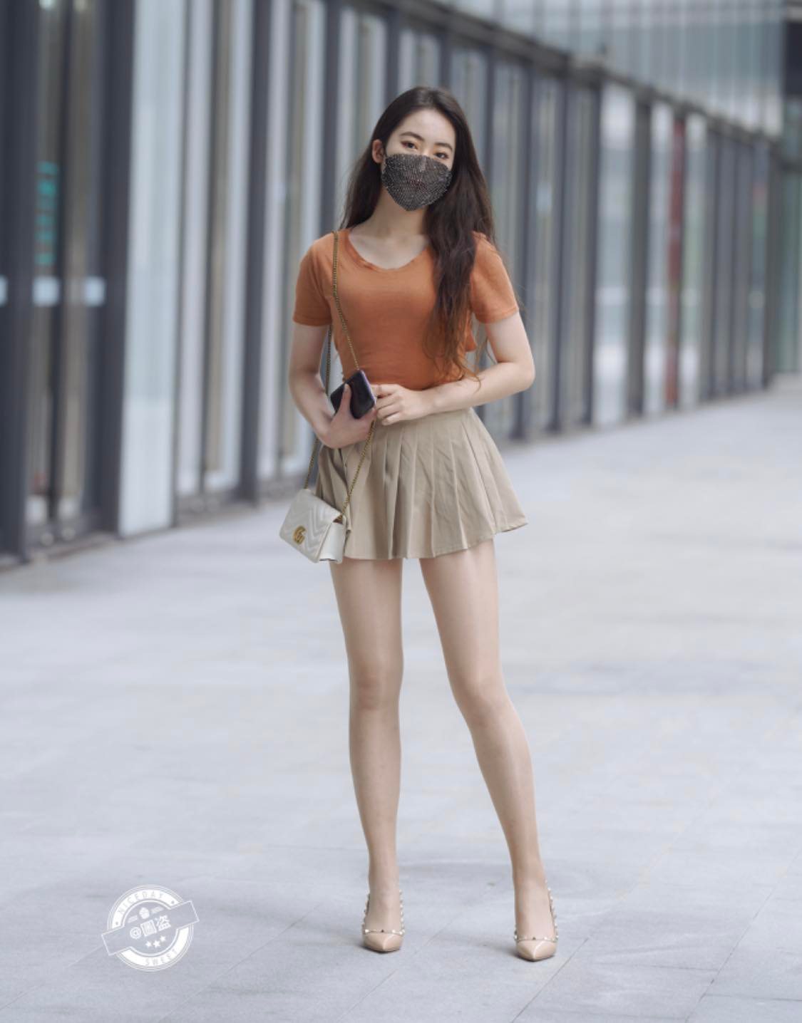 Váy xếp ly giúp người mặc dễ dàng che được khuyết điểm vóc dáng nhờ phần tùng váy xòe, dài.