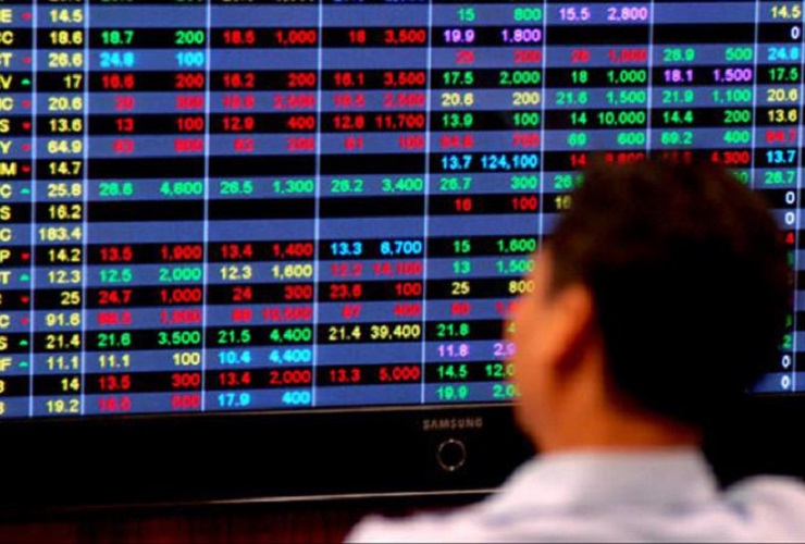 Thị trường chứng khoán Việt Nam giảm mạnh khiến nhiều nhà đầu tư lo lắng