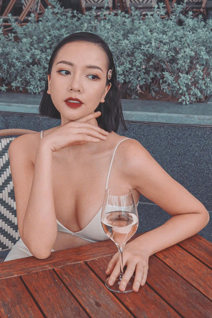Người đẹp 9X có phong cách gợi cảm, trẻ trung và quyến rũ.
