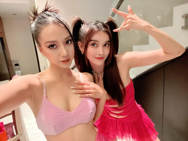 Ngoài đời, Băng Di và Cao Thái Hà là đôi bạn thân thiết. Cặp đôi thường xuyên đi du lịch, tham gia lễ hội âm nhạc...&nbsp;cùng nhau.
