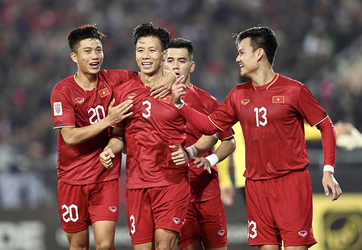 ĐT Việt Nam tạm đứng đầu bảng B nhưng vẫn bằng điểm Singapore, đối thủ ở lượt trận tiếp theo