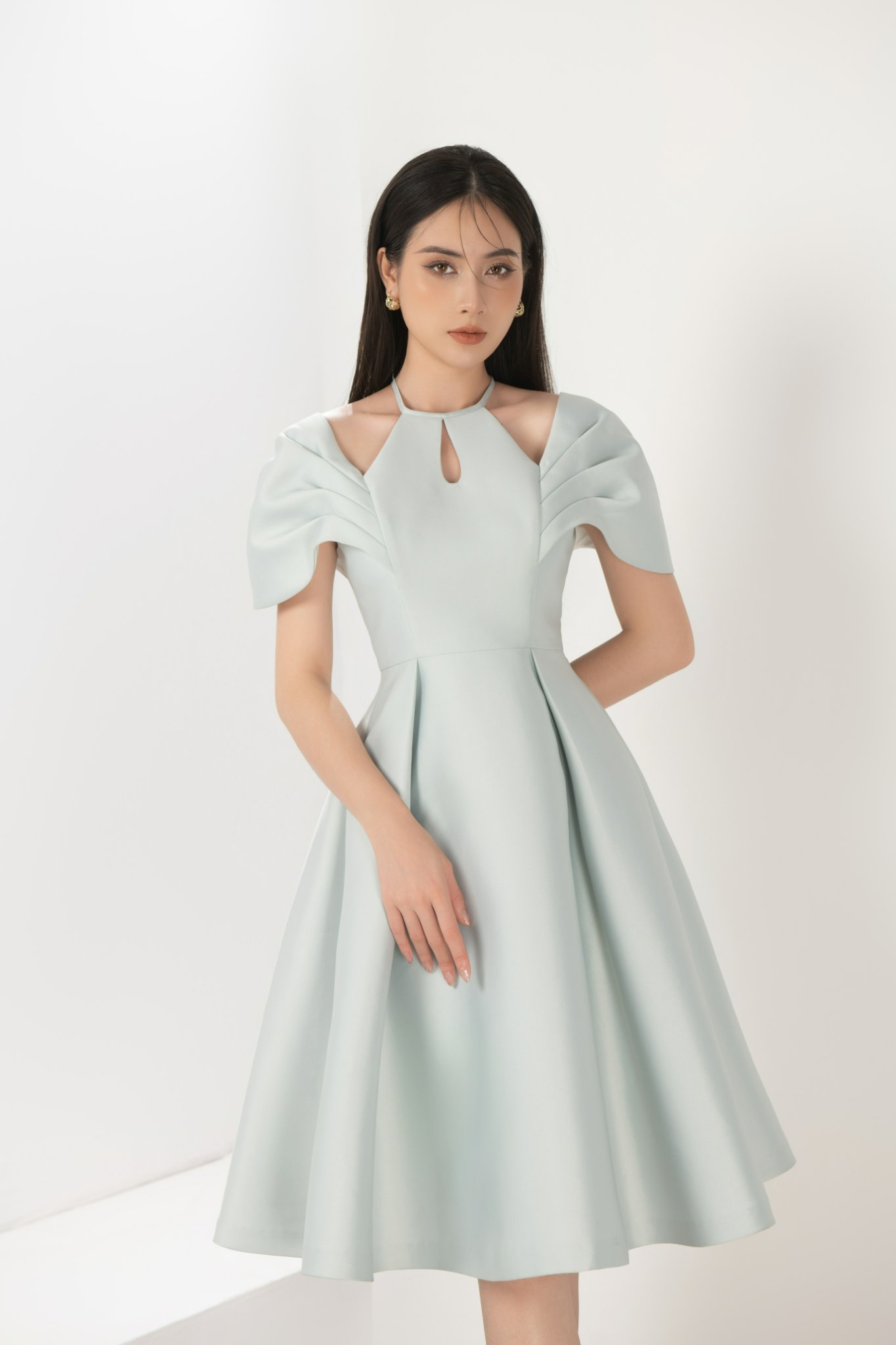 Đầm dự tiệc cổ yếm cho nàng thanh lịch