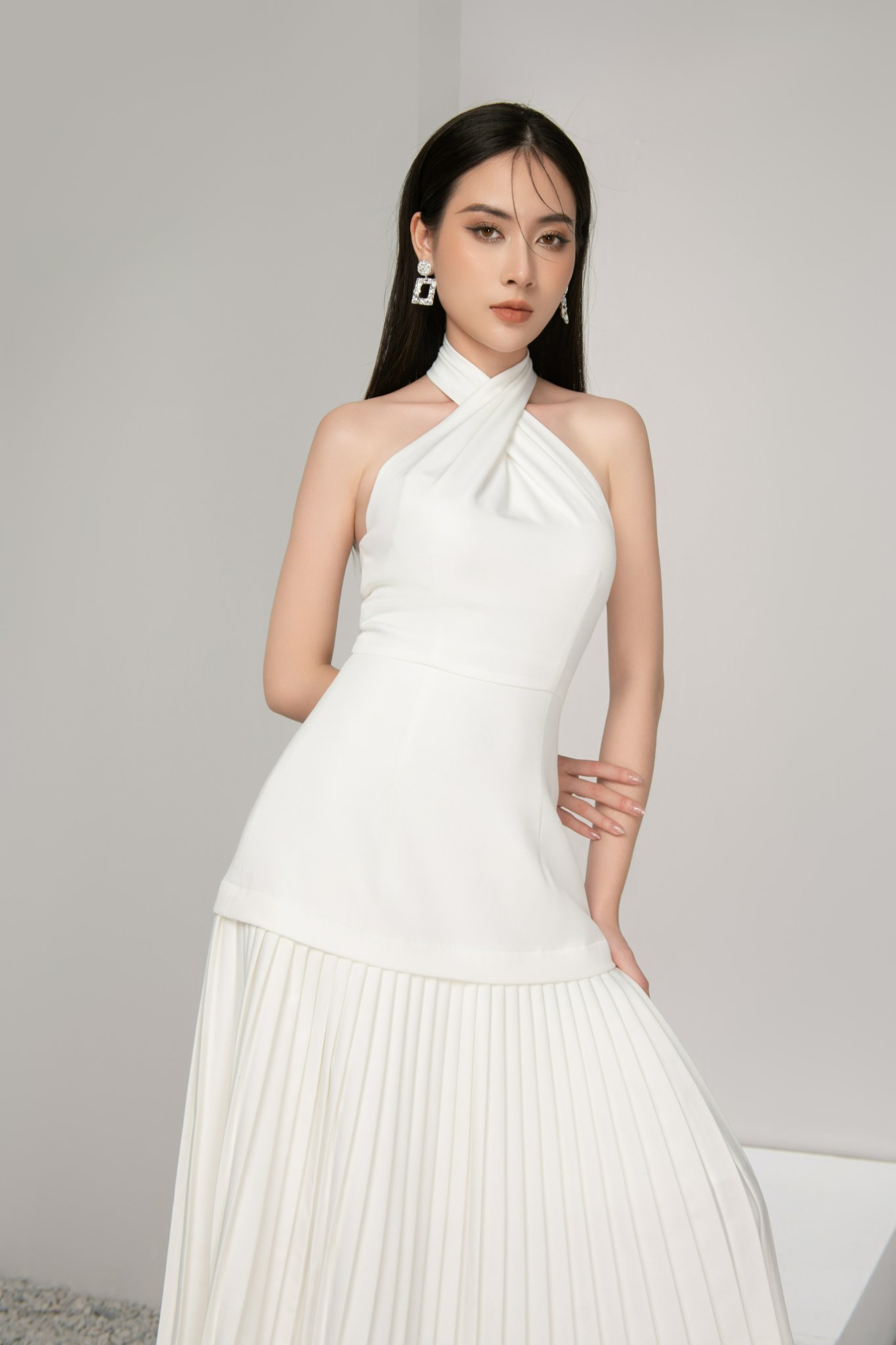 Đầm dự tiệc lụa trắng cổ xếp vạt kiêu hãnh