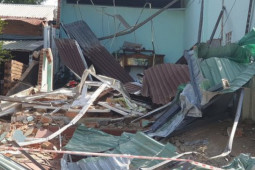 Pháp luật - Bắt nghi phạm dùng xe cuốc phá sập 2 nhà ở Bình Phước