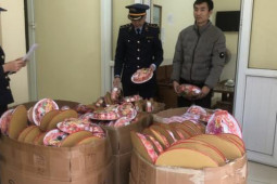 Thị trường - Tiêu dùng - Thu giữ hơn 400 gói mứt Tết ghi ngày sản xuất "trong tương lai"