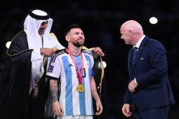 Ý nghĩa về chiếc áo choàng Quốc vương Qatar tự tay mặc cho Messi hiếm có trong lịch sử