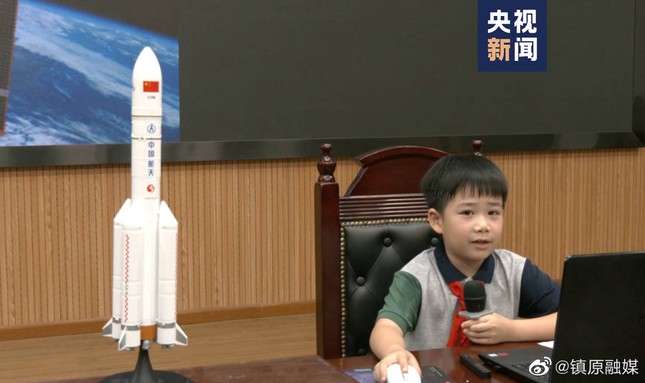 "Trong năm học mới, em muốn được dạy thêm các lớp thiên văn cho bạn cùng lớp và trau dồi thêm những điều mới mẻ" - cậu bé chia sẻ. Nguồn: Weibo