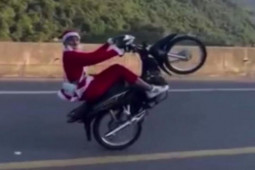 Khởi tố ”ông già Noel” bốc đầu xe máy trên cao tốc