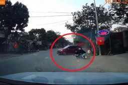 Clip: Nữ tài xế bẻ lái cực nhanh, ô tô vẫn bị xe sang Mercedes tông văng