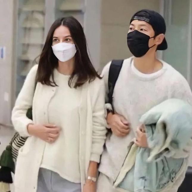 Song Joong Ki và bạn gái mới. Ảnh: Newsen.