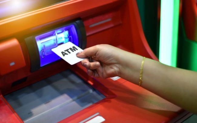 Thói quen giữ tiền trong thẻ ATM của nhiều người Việt