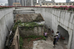 Kinh doanh - Căn nhà 40m2 "lọt hố" giữa cao tốc, bất ngờ lý do khiến gia chủ quyết không chịu rời đi