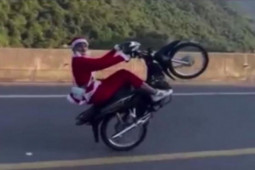 Pháp luật - Bị khởi tố, "quái xế" mặc quần áo ông già Noel bốc đầu xe máy đối mặt hình phạt nào?
