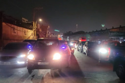 Tin tức trong ngày - Xếp hàng xuyên đêm, ăn ngủ ngoài đường chờ đăng kiểm ô tô ở TP.HCM