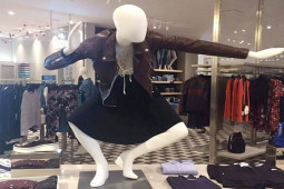 Truyện cười - Thật chứ cuối năm mà hàng họ như thế này thì đốt vía không ăn thua