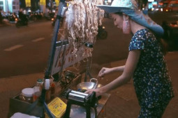 Giải trí - Hoa hậu Thùy Tiên bất ngờ chạy xe ôm, bán khô mực ở vỉa hè