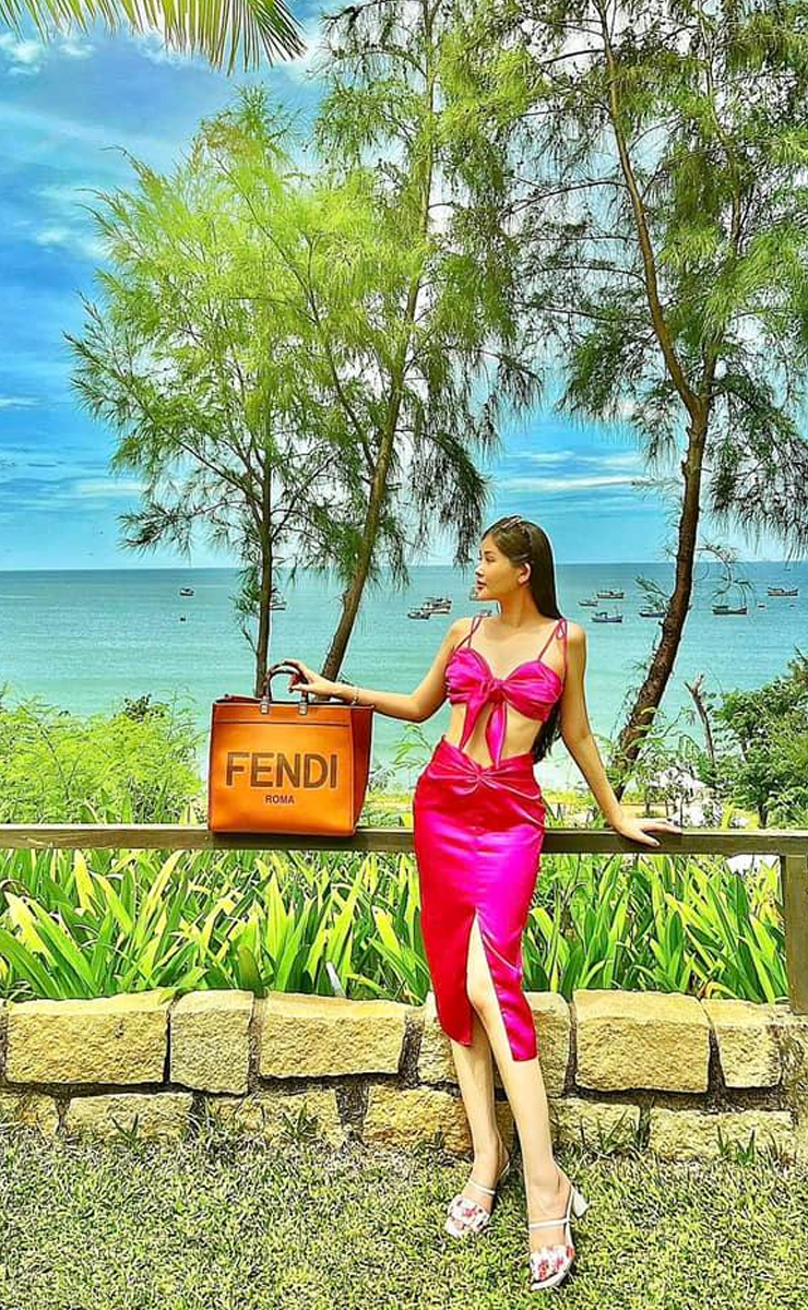 Điểm nhấn của trang phục nhằm tôn lên "điểm vàng" hình thể. Chẳng hạn như áo dáng tiên cá lộ eo thon,...