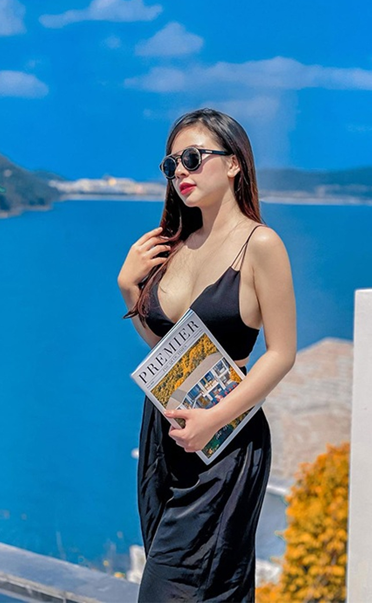 Trong đó, trang phục đi biển của cô vô cùng phong phú, đa dạng.