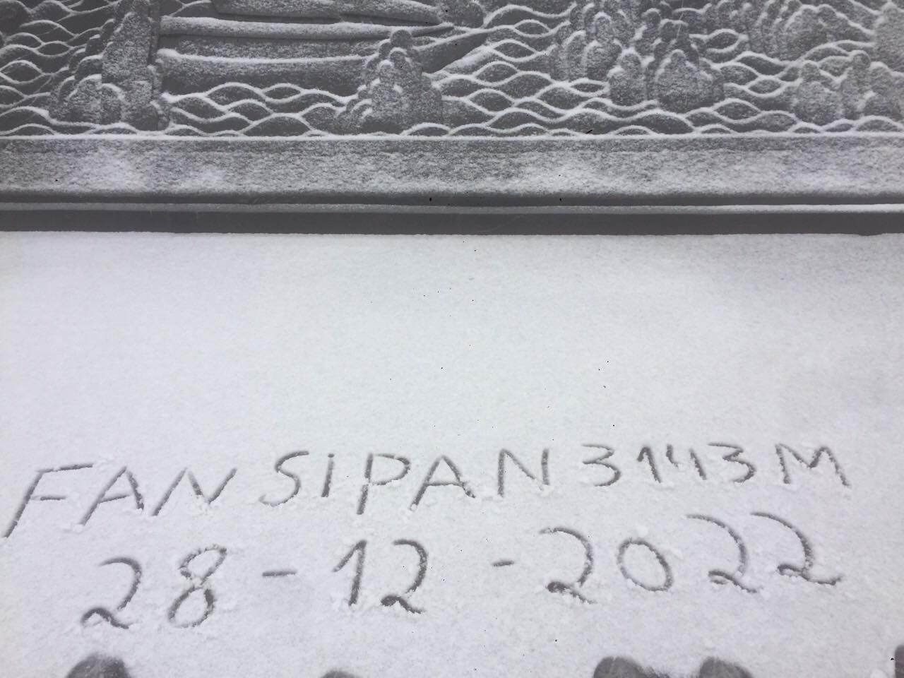 Sáng 28/12, tuyết rơi dày trên đỉnh Fansipan khi nhiệt độ xuống ngưỡng âm độ C kèm mưa