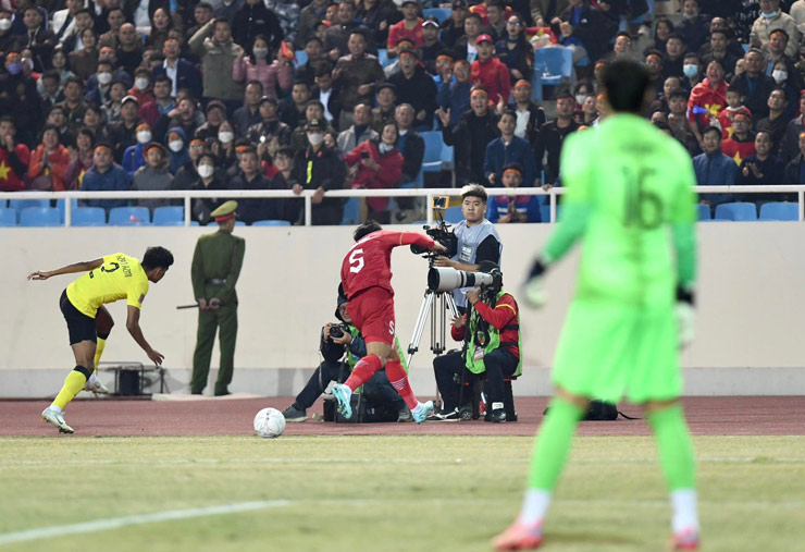 SAO Malaysia bị thẻ đỏ vì chơi xấu Văn Hậu, ĐT Việt Nam hưởng penalty - 1