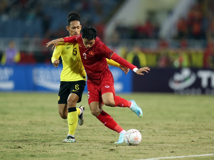 Ở hiệp một cuộc so tài giữa ĐT Việt Nam và ĐT Malaysia tối 27/12 ở bảng B AFF Cup 2022, Đoàn Văn Hậu có pha va chạm với Dominic Tan của đội khách