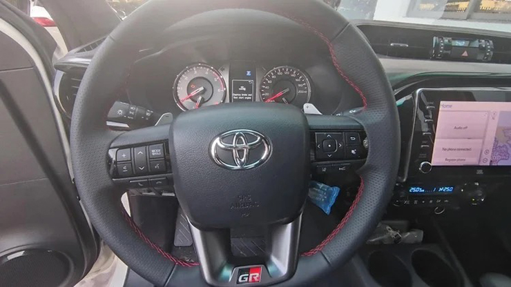 Toyota Hilux GR Sport đầu tiên có mặt tại Việt Nam, giá 1,1 tỷ đồng - 12