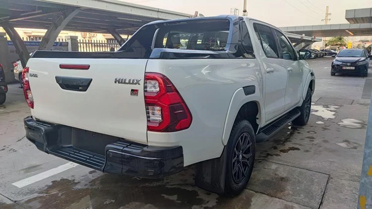 Toyota Hilux GR Sport đầu tiên có mặt tại Việt Nam, giá 1,1 tỷ đồng - 4