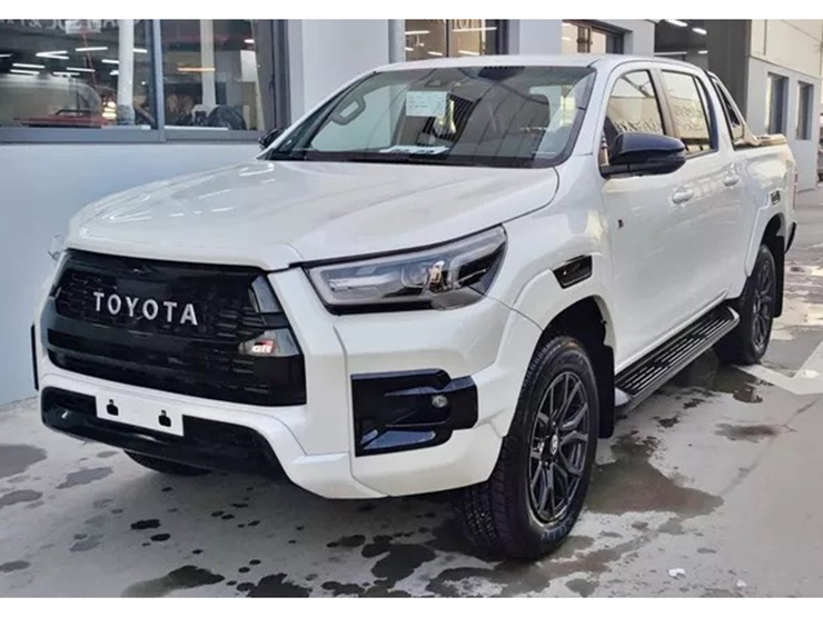 Toyota Hilux GR Sport đầu tiên có mặt tại Việt Nam, giá 1,1 tỷ đồng - 3