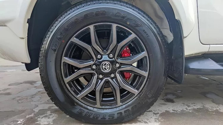 Toyota Hilux GR Sport đầu tiên có mặt tại Việt Nam, giá 1,1 tỷ đồng - 5