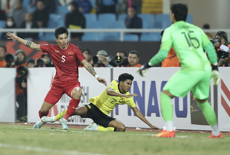Tình huống tạo ra tranh cãi nhiều nhất ở trận đấu ĐT Việt Nam đánh bại Malaysia