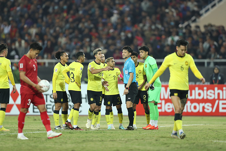 Các cầu thủ Malaysia phân trần với trọng tài khi bị thổi 11m