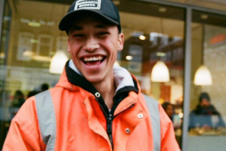 Chỉ vì một bức hình do gái lạ chụp lại, cuộc đời chàng công nhân xây dựng rẽ sang hướng khác