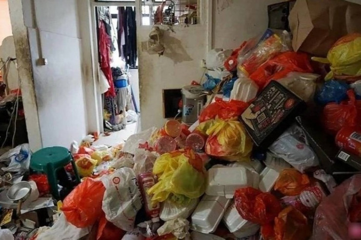 Căn hộ đầy rác của người đàn ông 44 tuổi. Ảnh: Shin Min Daily News.