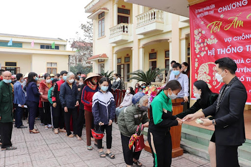 TGĐ Phan Thị Mai và CEO Hoàng Kim Khánh phát quà Tết cho bà con có hoàn cảnh khó khăn tại huyện Đức Thọ, tỉnh Hà Tĩnh.